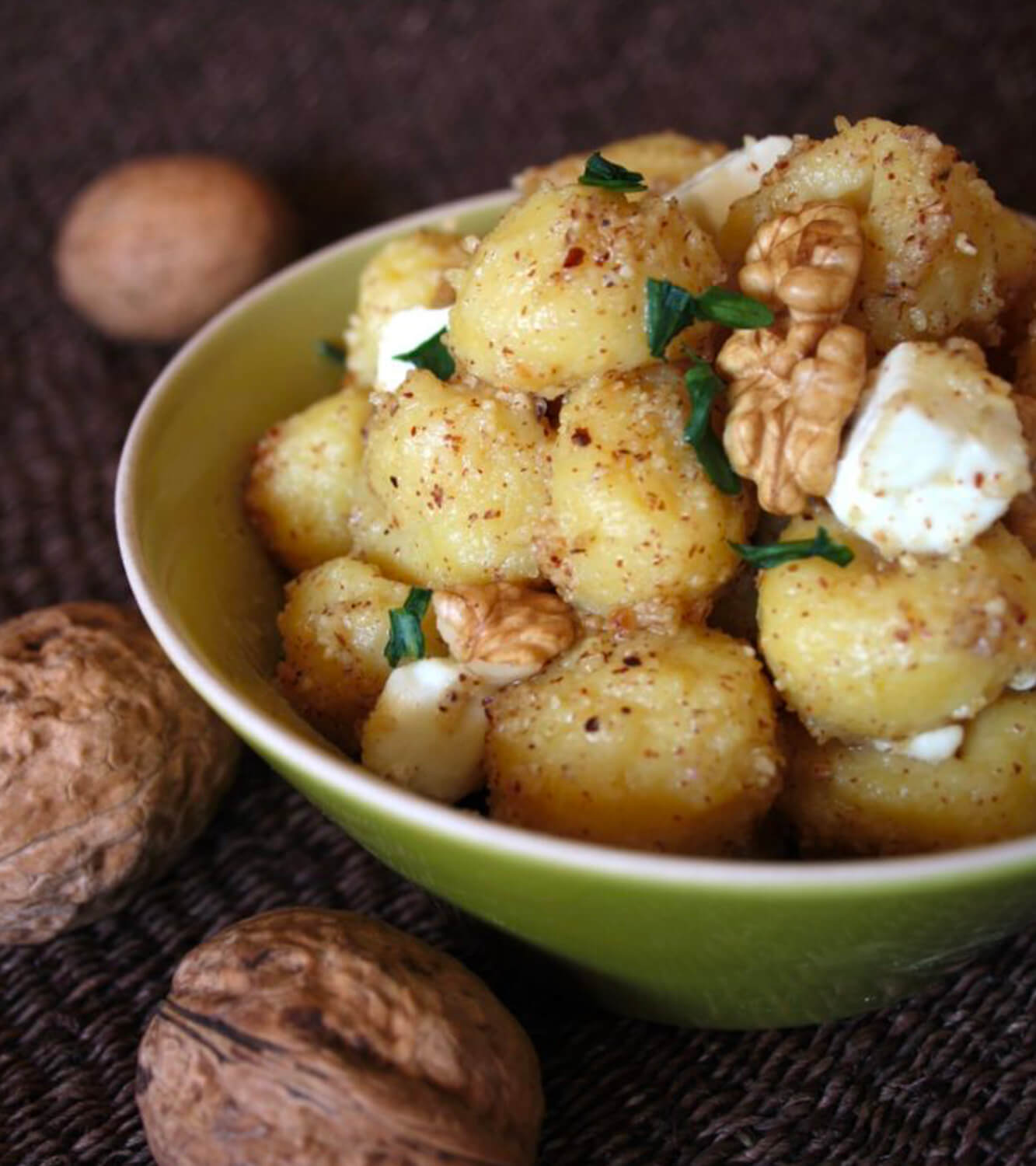 Gnocchi con pesto di noci e feta