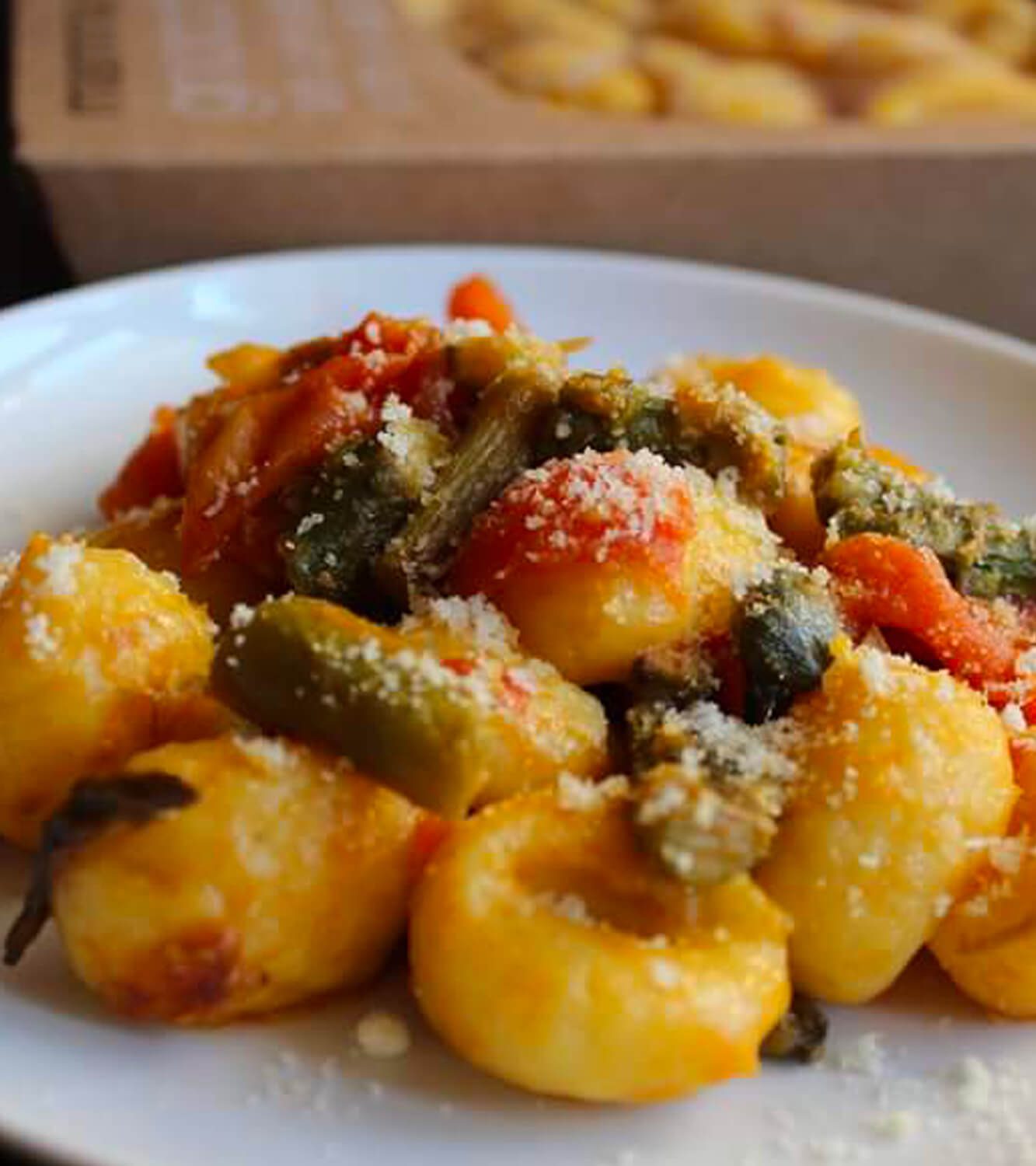 Gnocchi de calabaza con espárragos y tomates cherry