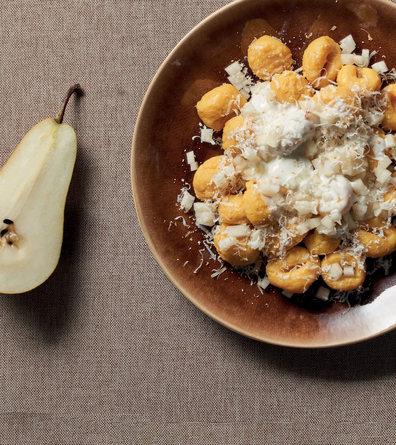 Gnocchi di patate con zucca con crema di Gorgonzola, ricotta affumicata e pere