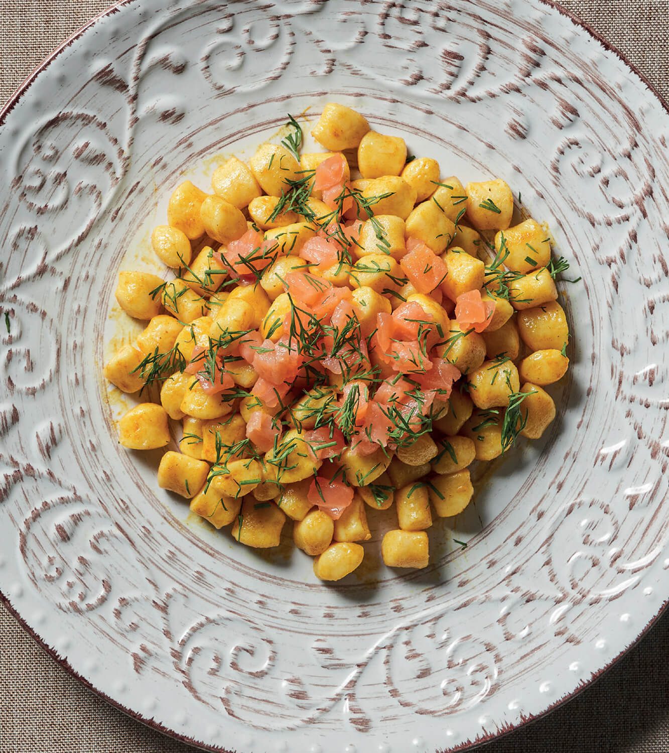 papas Chicche di bio con salmón, cúrcuma y eneldo