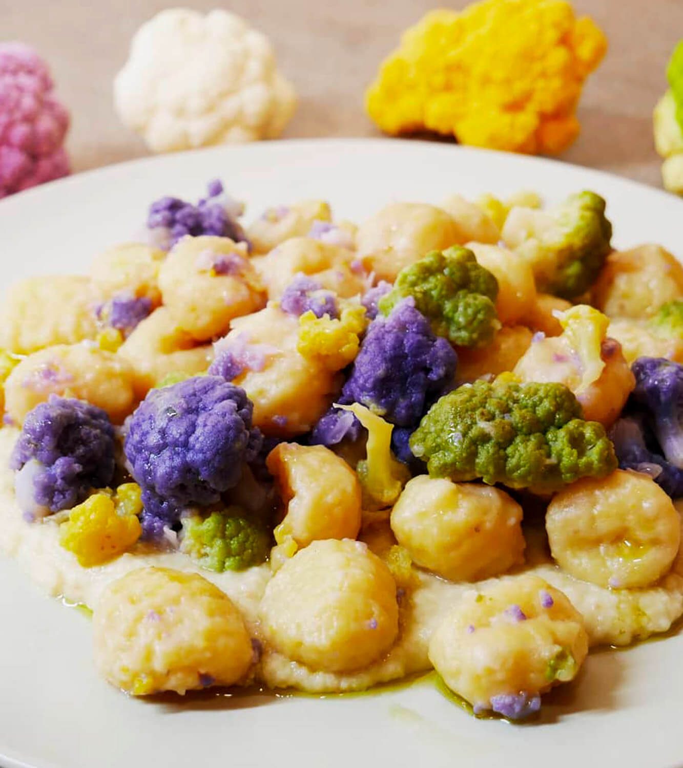 Gnocchi ecológicos de harina de espelta con crema de canelones y col de colores