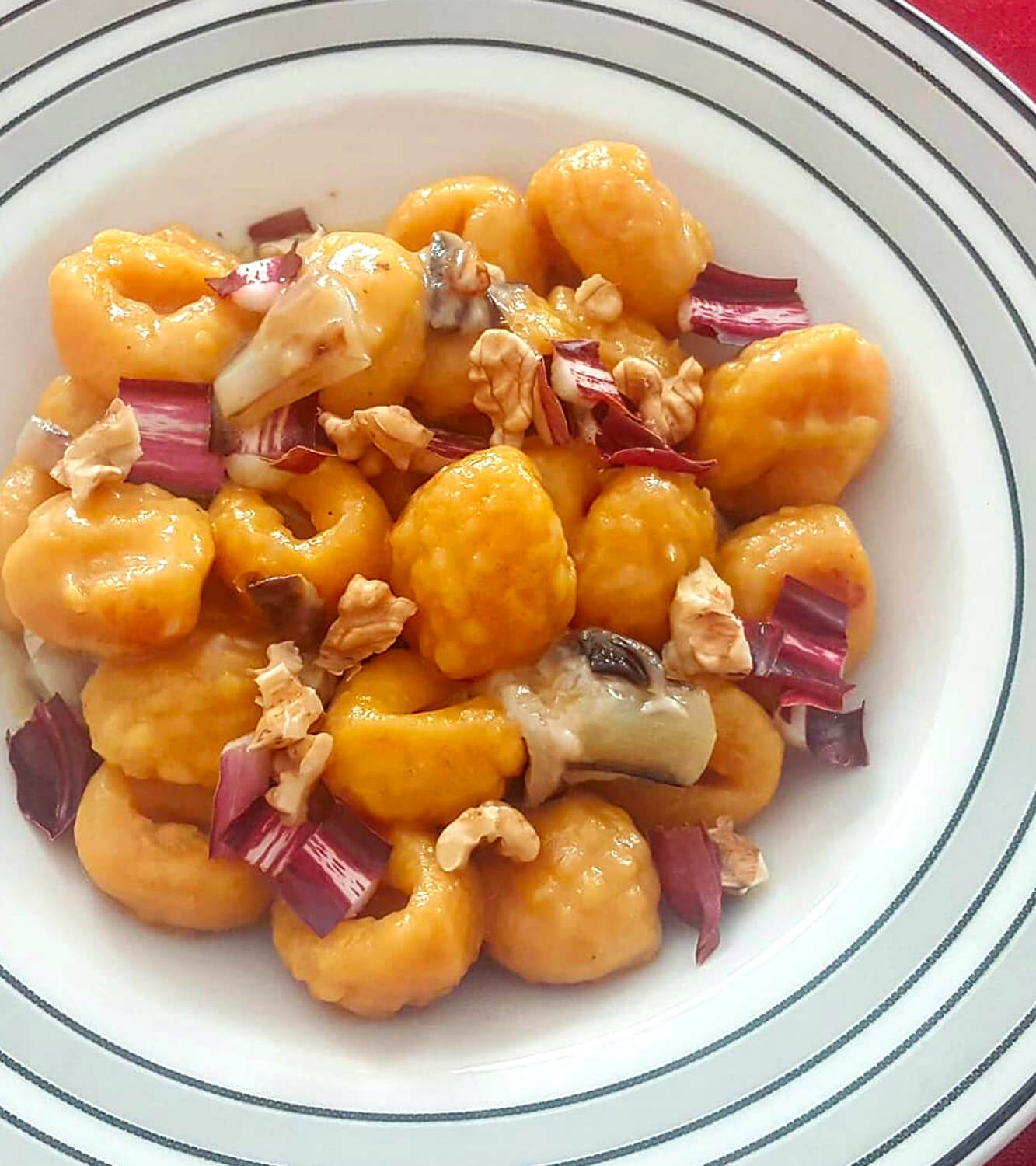 Gnocchi de calabaza con queso de toma de montaña, achicoria y nueces