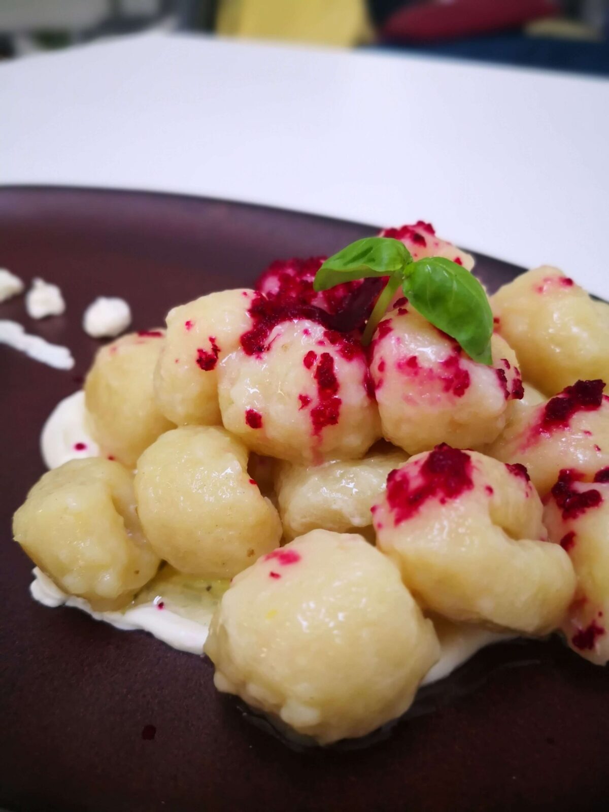 Gnocchi de coliflor en un fondo de crema de Filadelfia y granizado de betarraga.