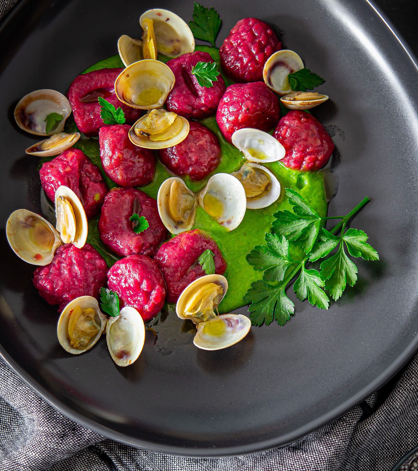 Gnocchi con nabo rojo sobre crema de guisantes, altramuces y jengibre