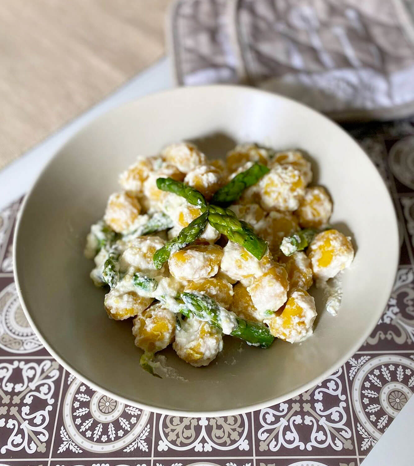 Gnocchi de zapallo con ricotta y puntas de espárragos