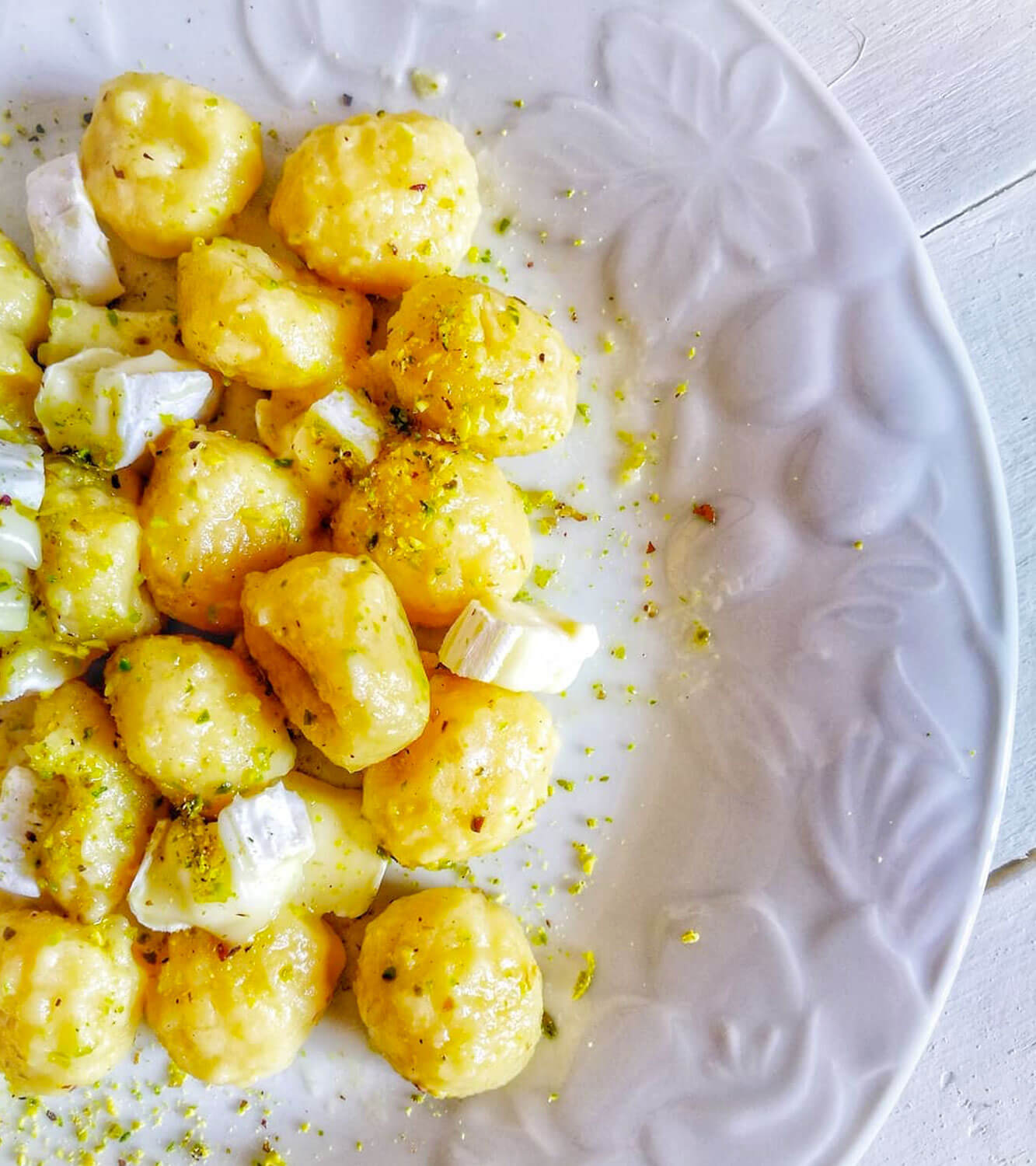 papas Gnocchi con queso tomino y pistachos