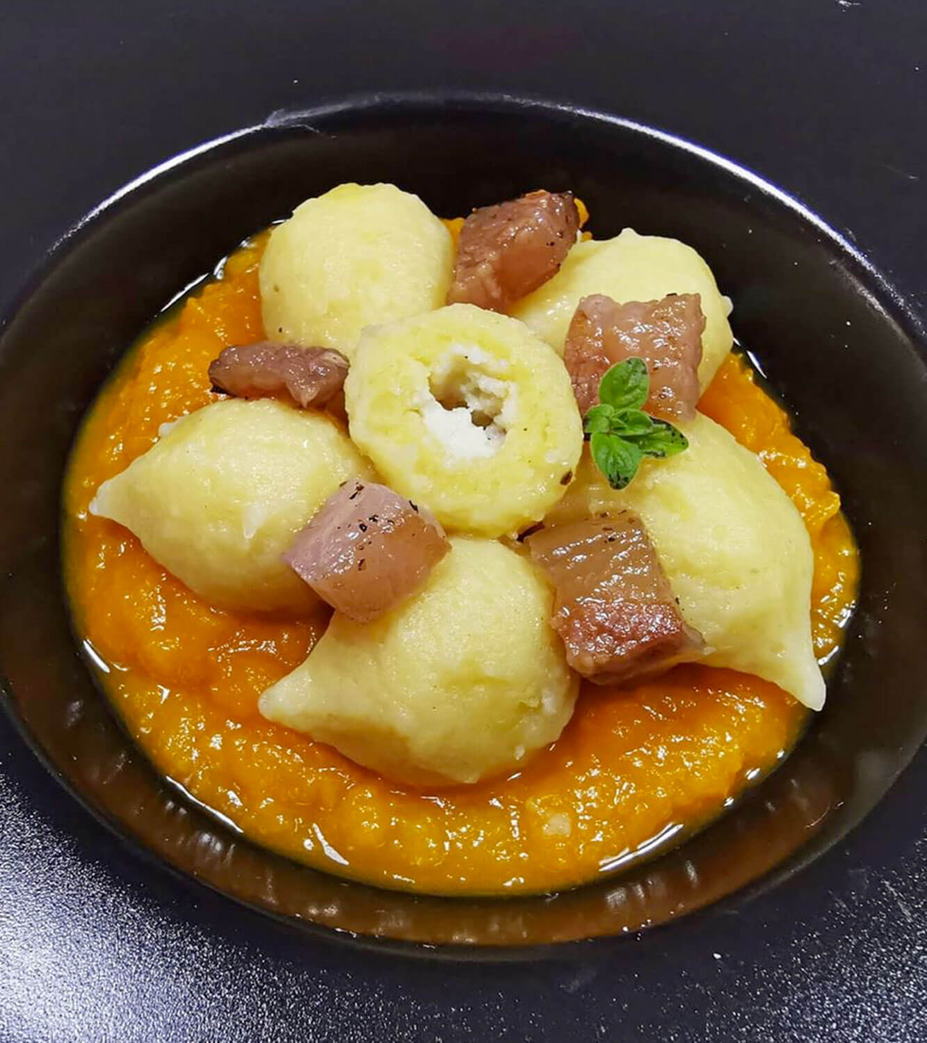 Gnocchi rellenos de Gorgonzola DOP con calabaza y guanciale (carrillada de cerdo)