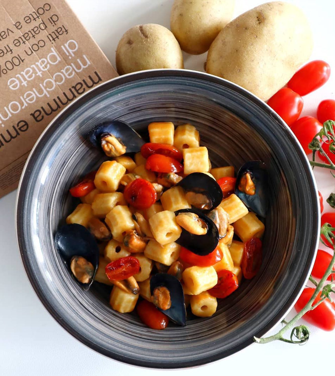 Maccheroni de papas con tomates pera y choritos