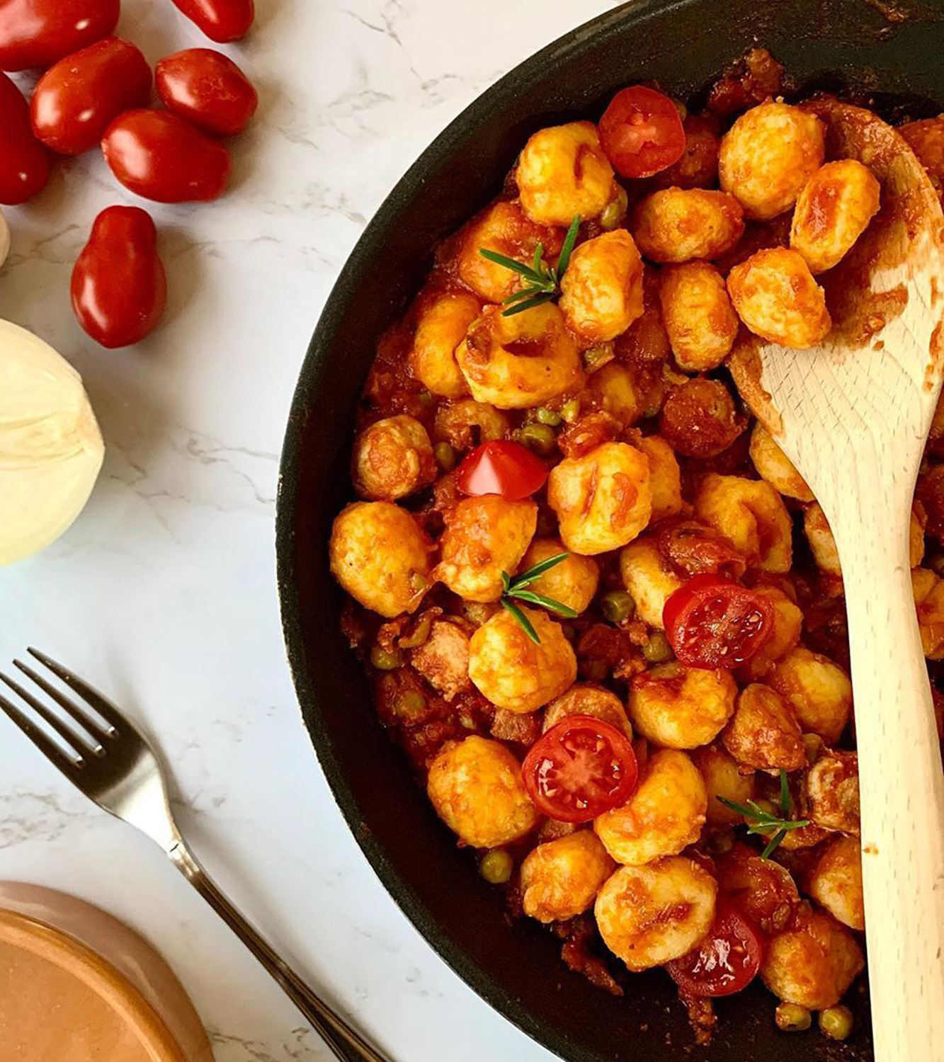 Gnocchi con pomodoro e salsiccia