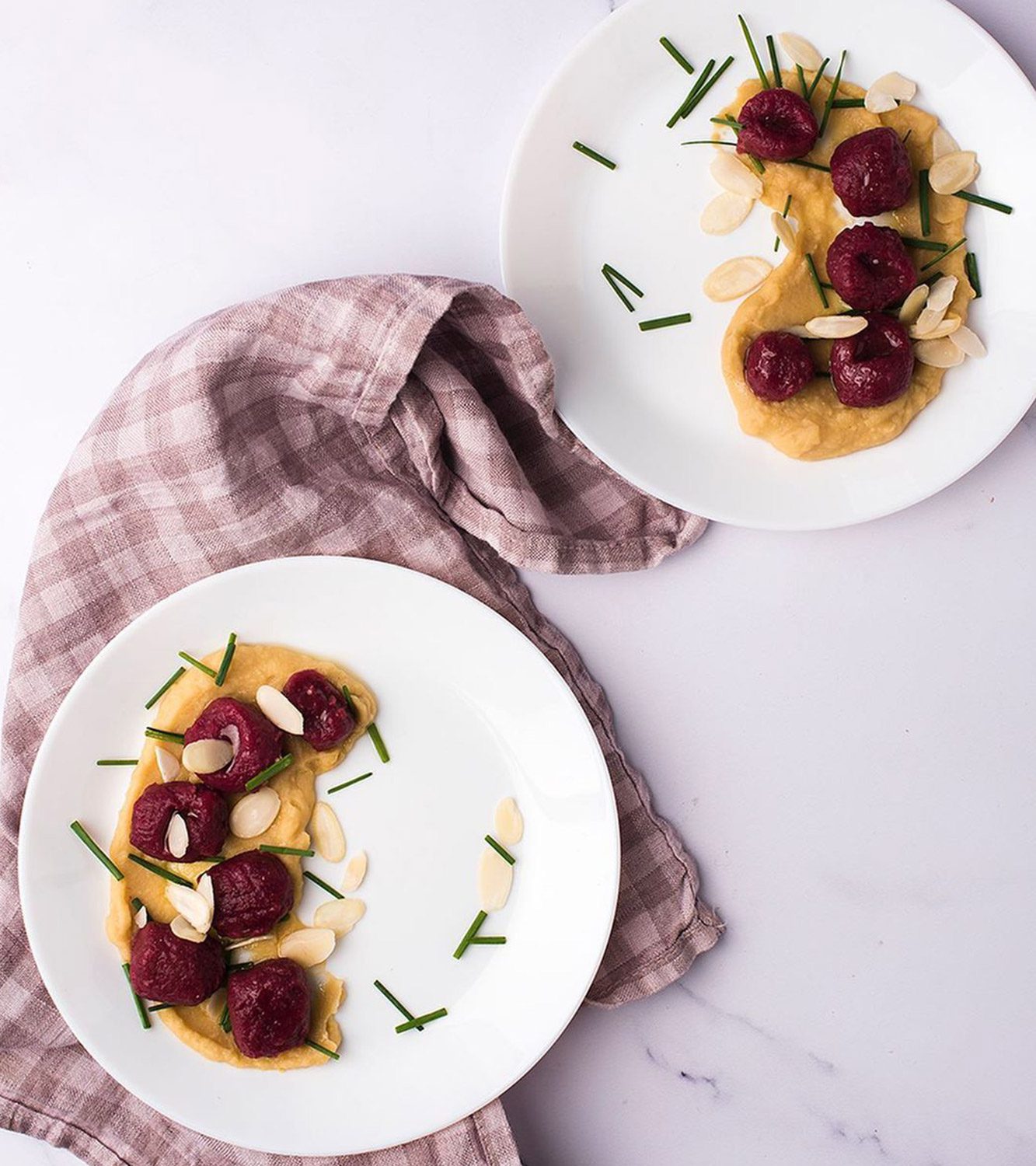 Gnocchi de papas con betarraga sobre crema de garbanzos