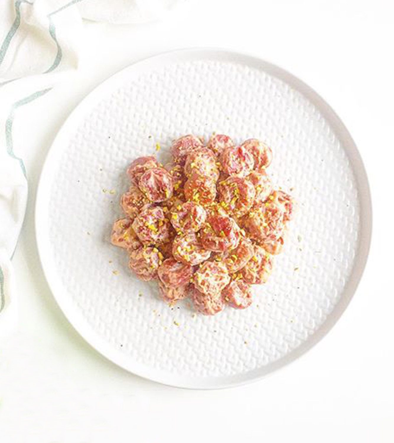 Gnocchi de papas con betarraga, con crema de limón y pistachos