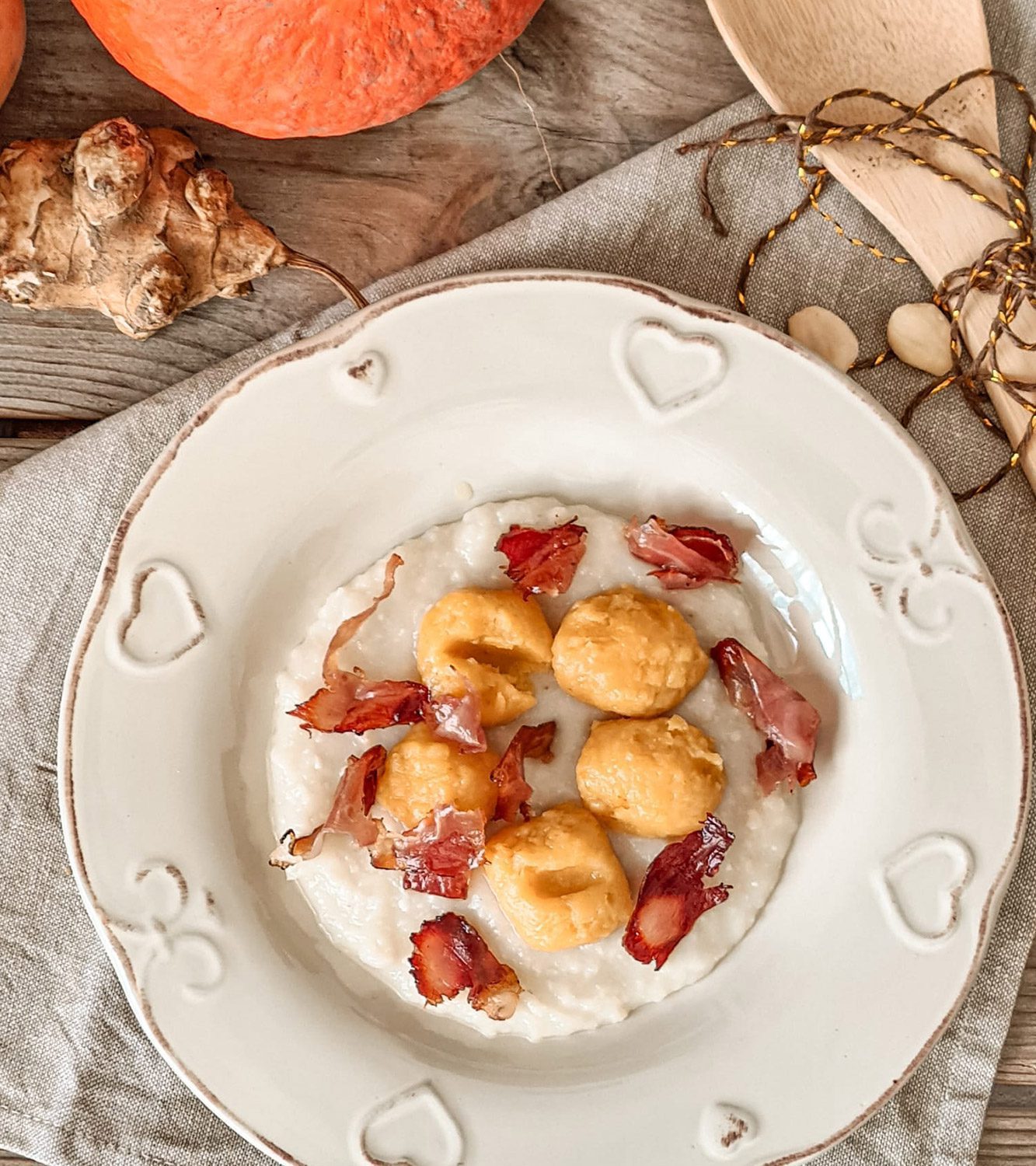 Gnocchi alla zucca con pesto di topinambur e speck croccante