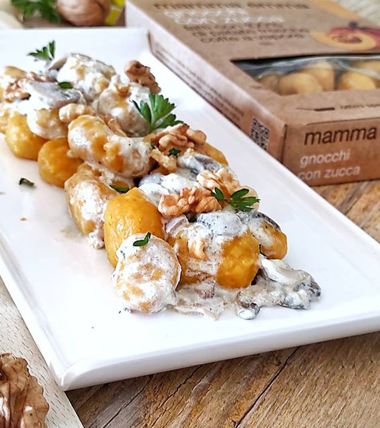 Gnocchi de papas con zapallo, con champiñones, crema de queso parmesano y nueces