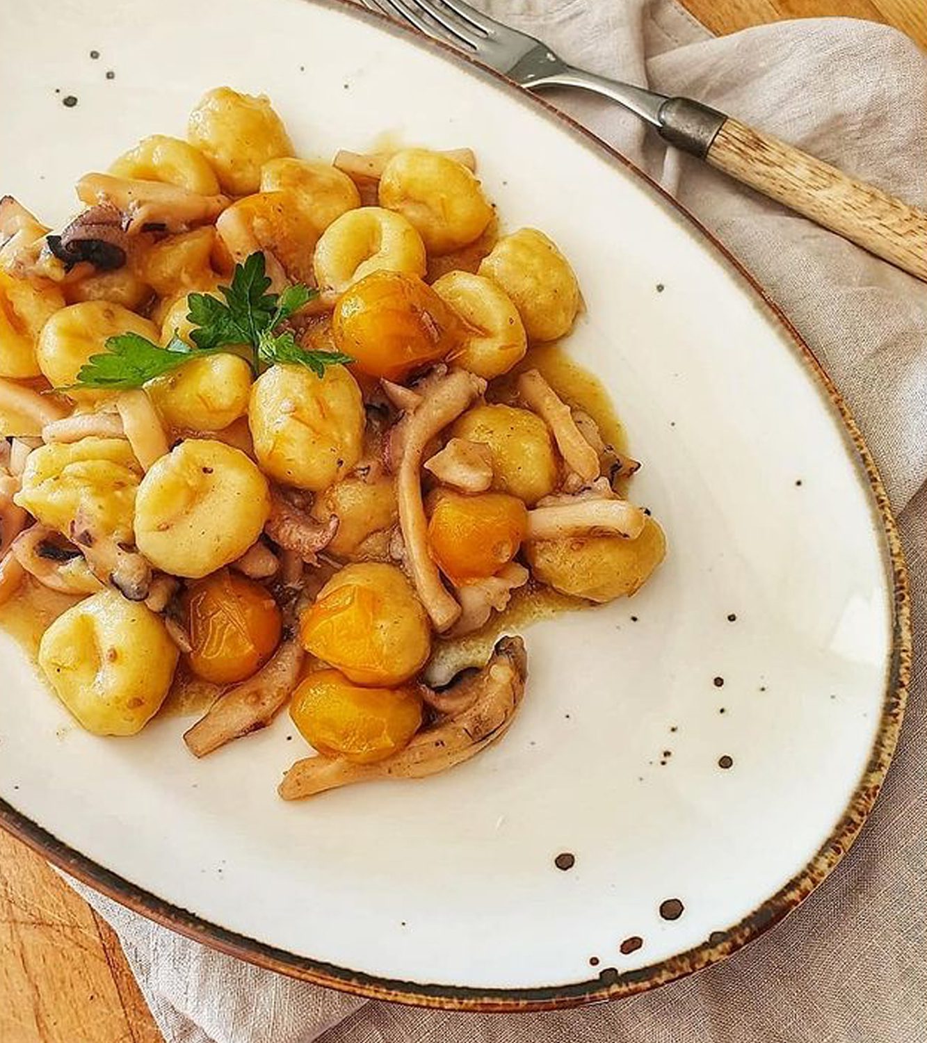 Gnocchi alle seppie e crema di ciliegino giallo