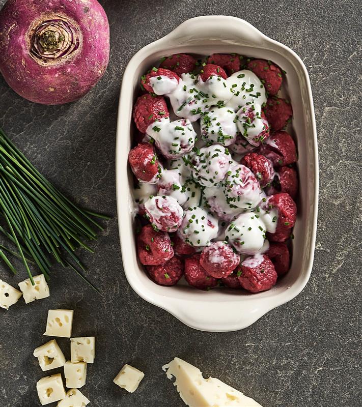 Gnocchi con betarraga con crema de queso Asiago y ciboulette