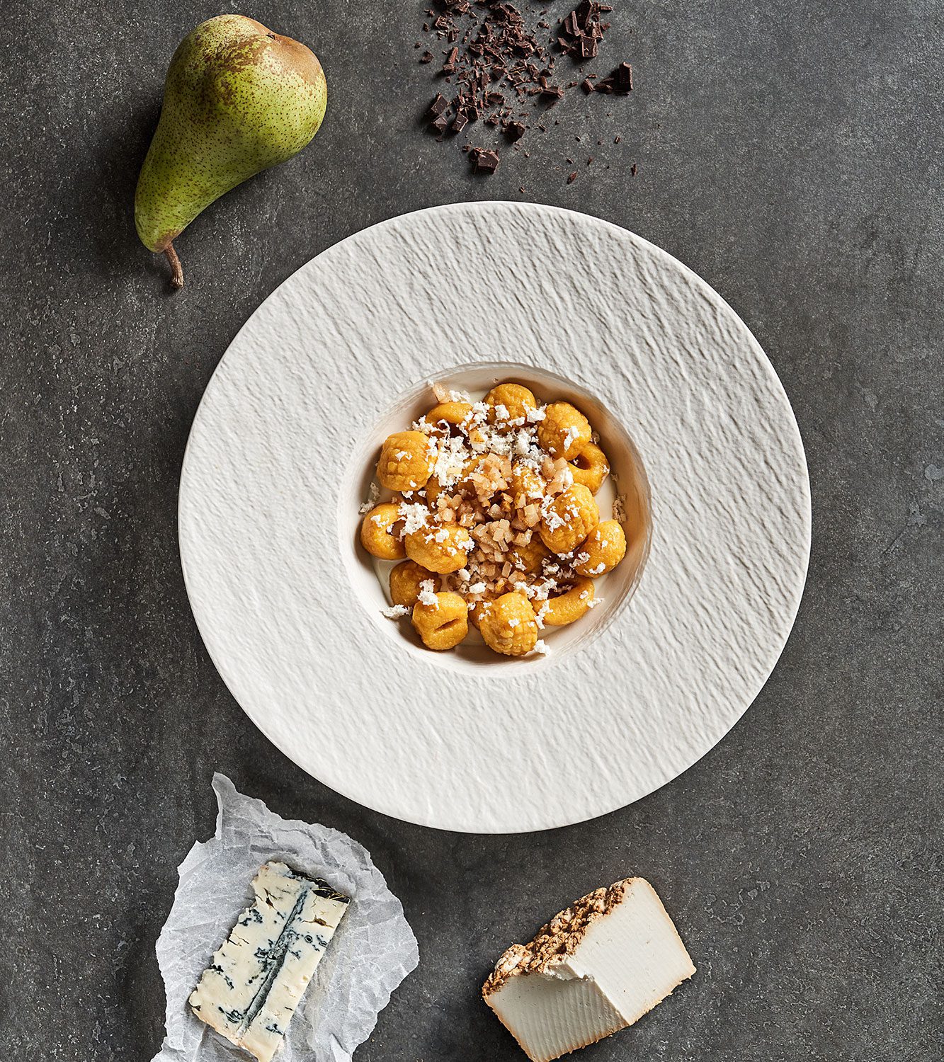 Gnocchi alla zucca con fonduta di gorgonzola, pere, polvere di cacao e ricotta affumicata