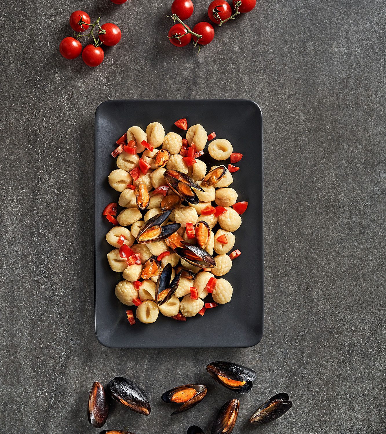 Gnocchi de papas, mejillones y tomates pera