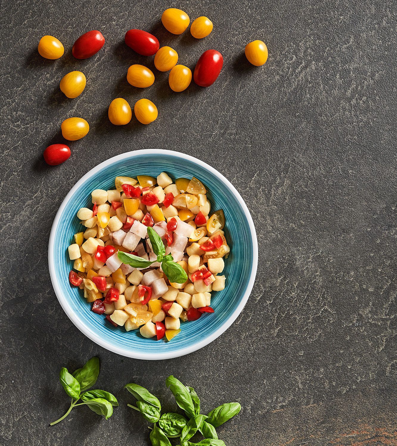 Mini gnocchi Happy con bacalao y tomates amarillos y rojos