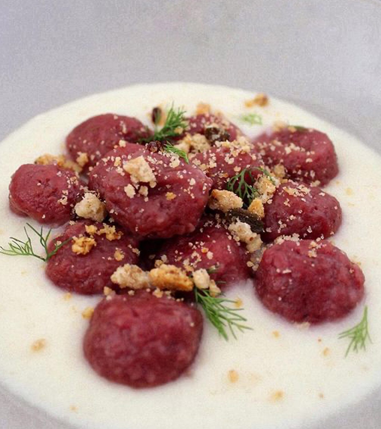 Gnocchi con rapa rossa su crema di finocchi e crumble alle olive