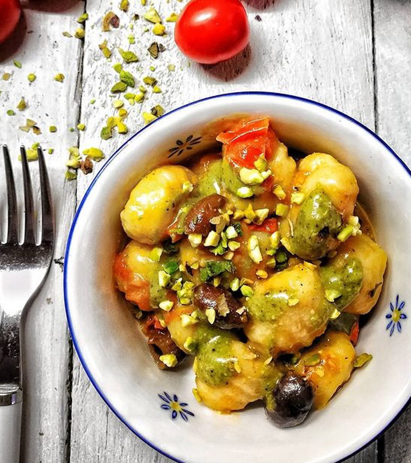 Gnocchi con farina di farro con pomodorini, olive taggiasche e pistacchi