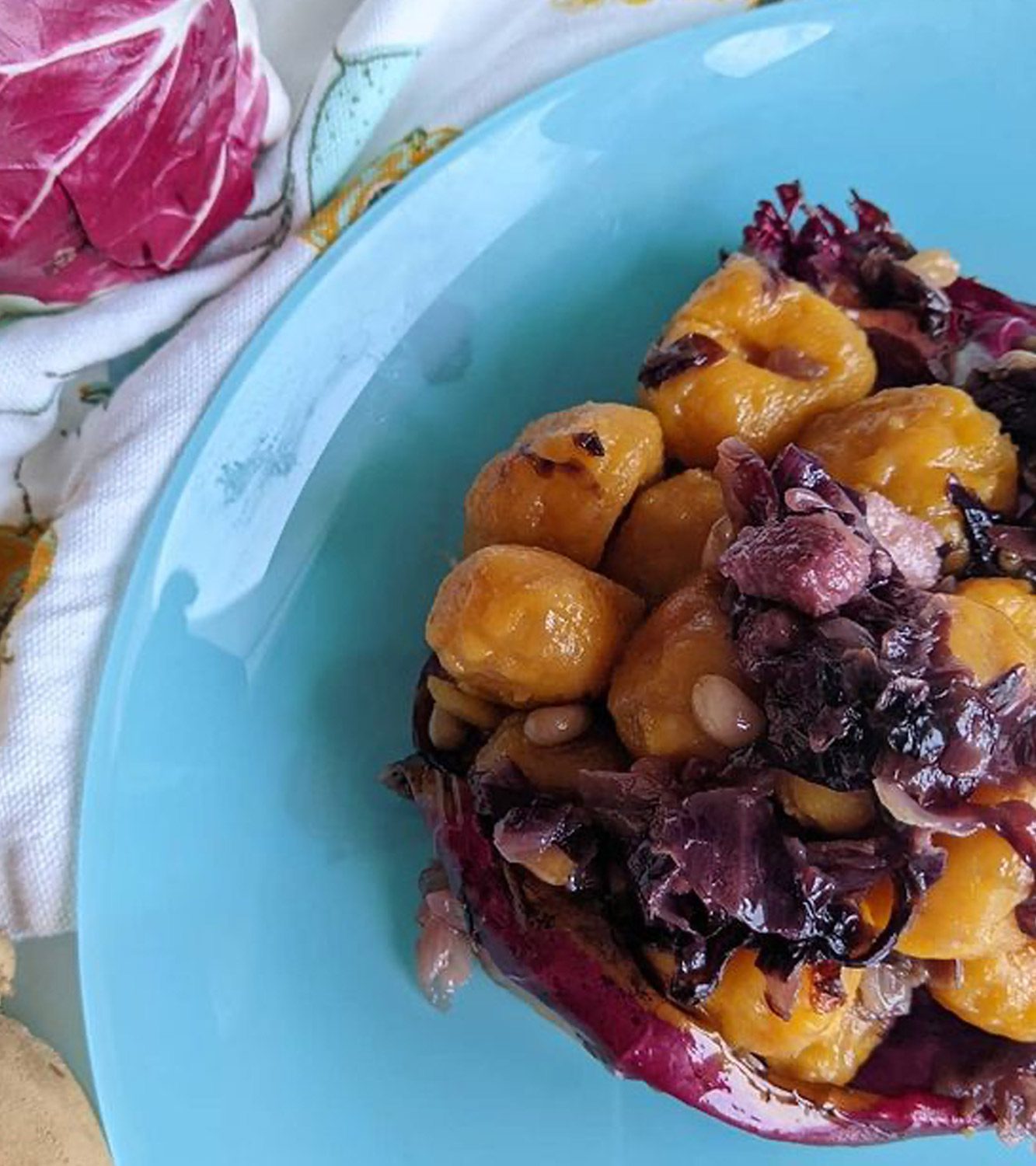 Gnocchi di zucca con radicchio, pinoli e pancetta