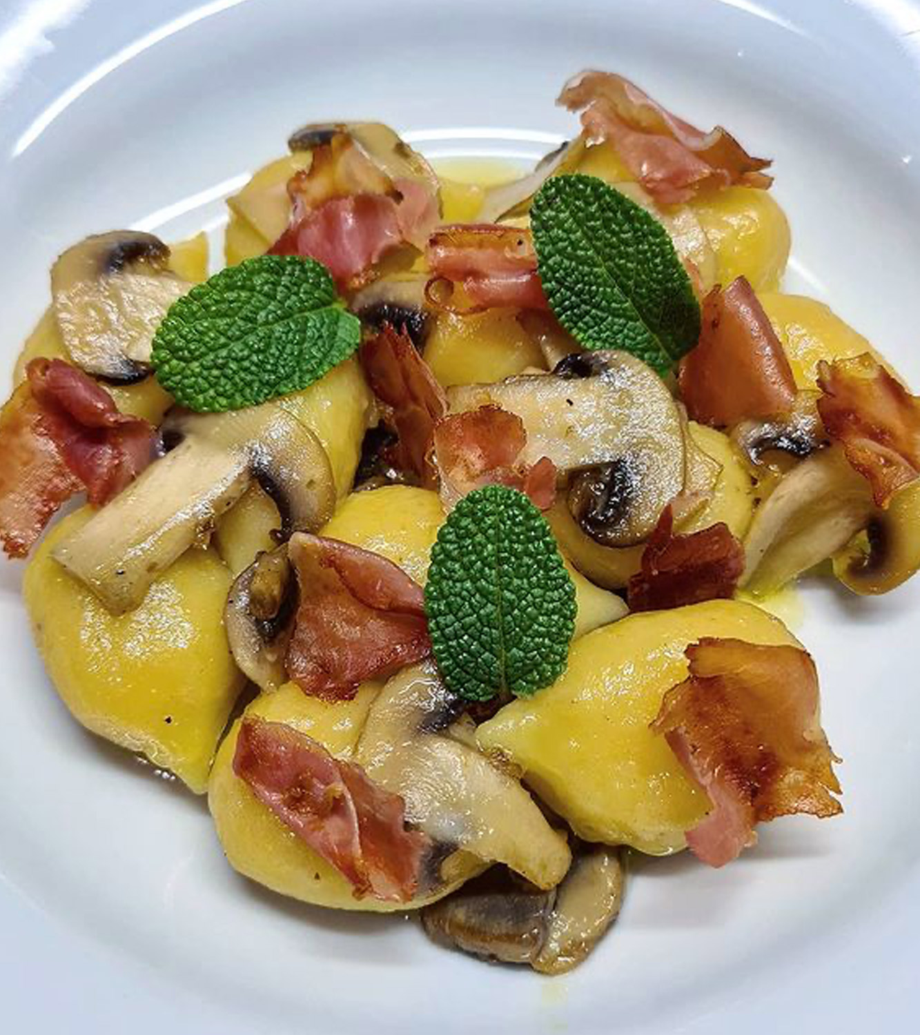 Gnocchi ripieni di con funghi, speck e salvia